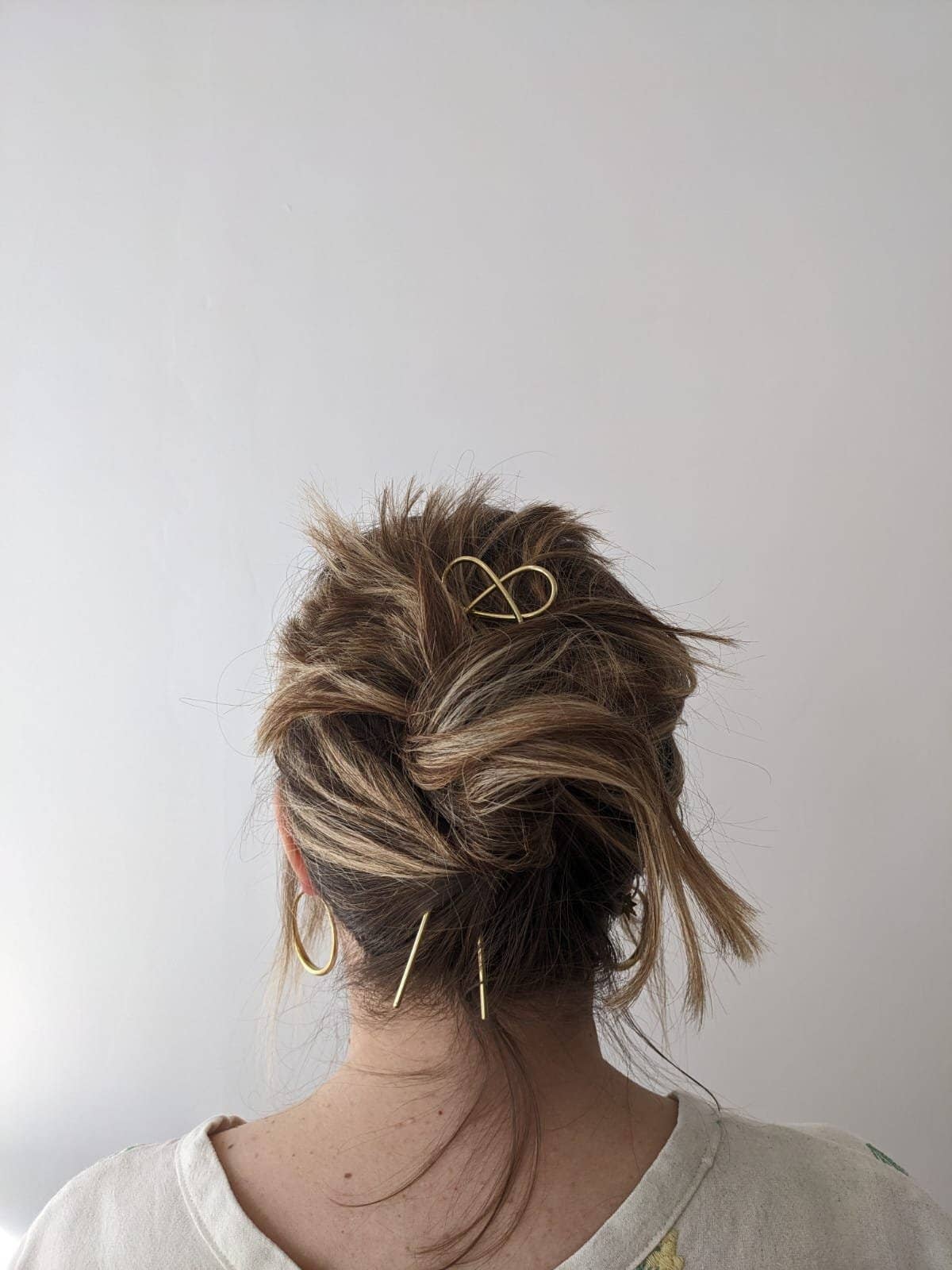Lizzy Minimal Brass Hairpin - Pretzel