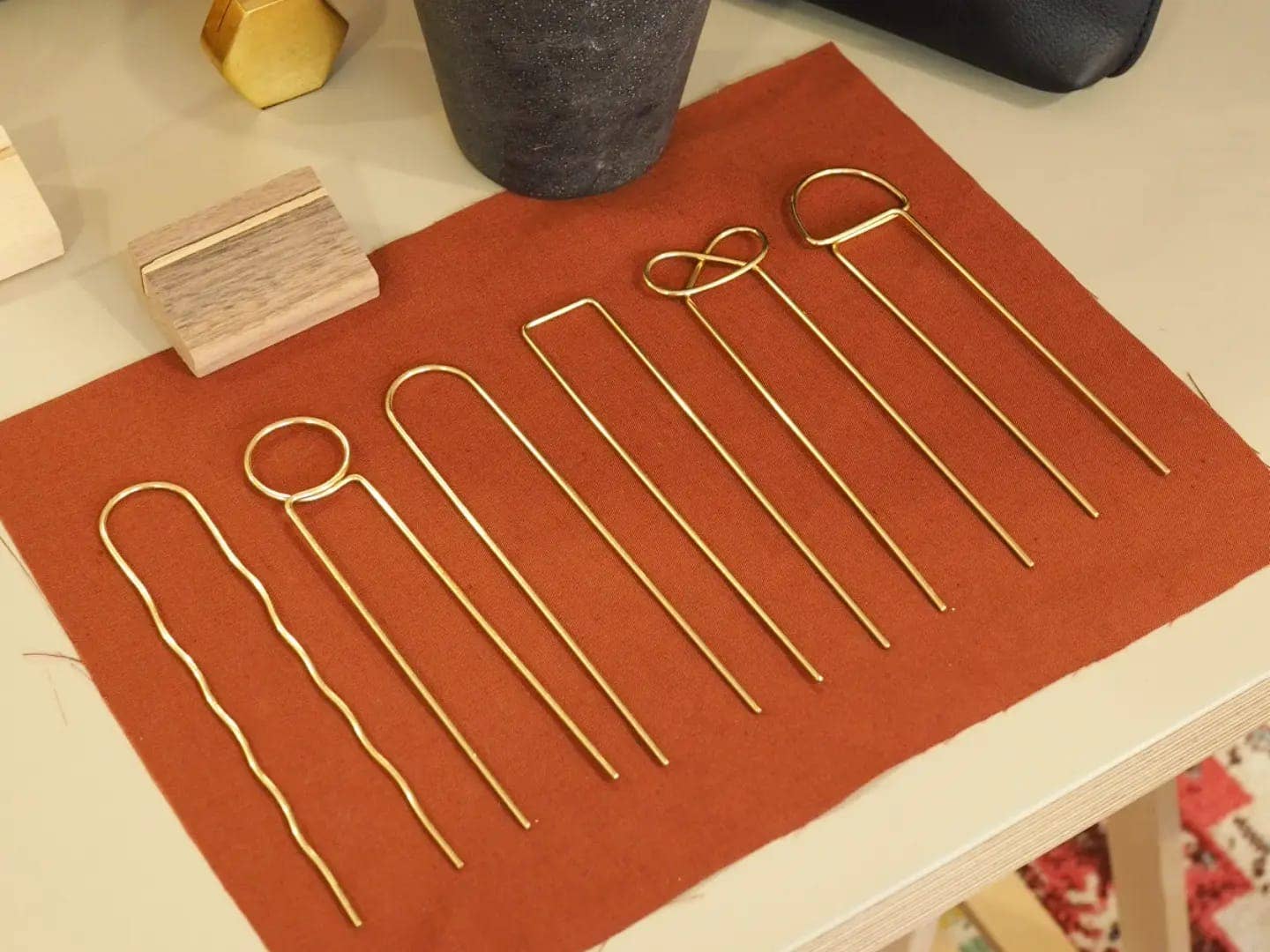 Lizzy Minimal Brass Hairpin - Pretzel