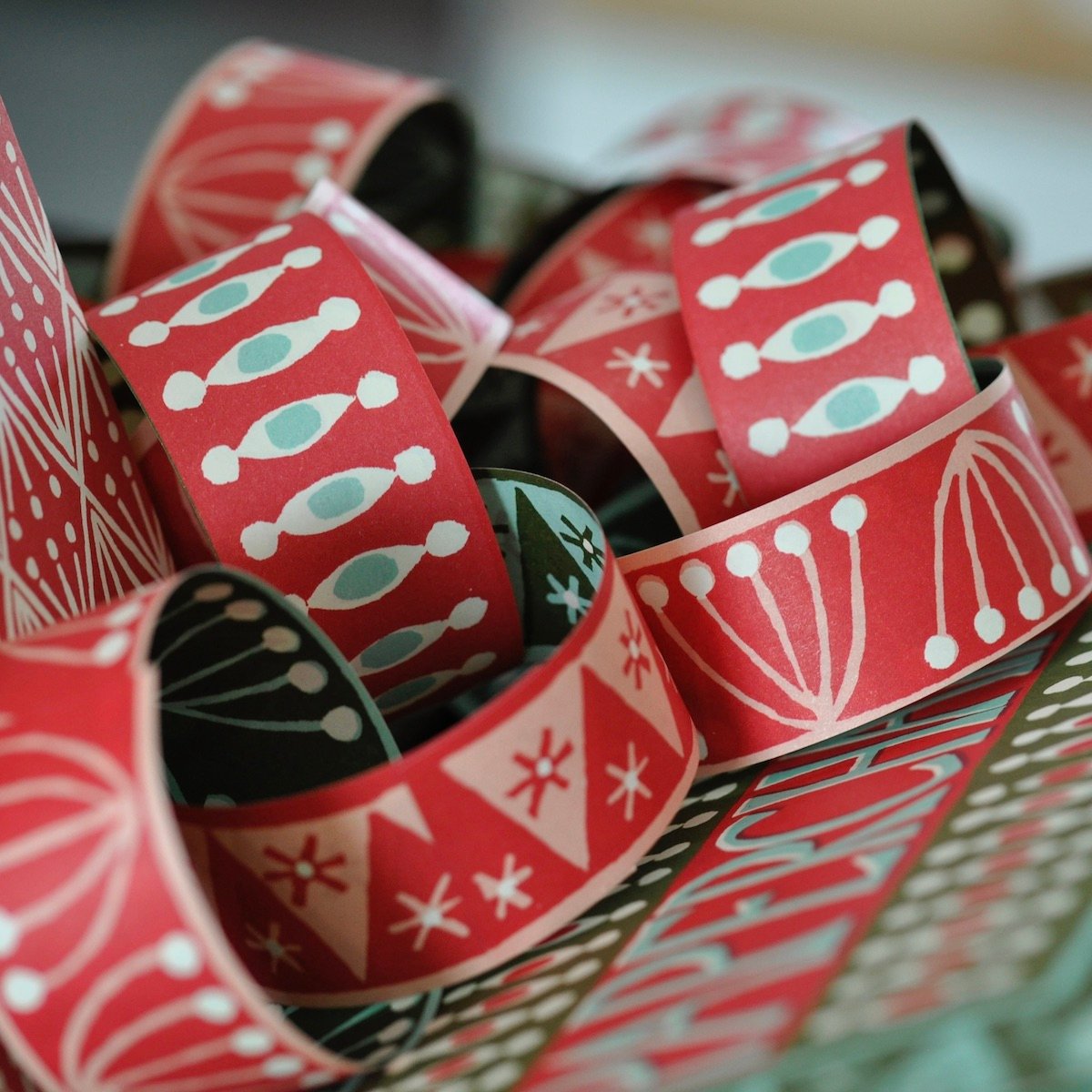 Patterned Paper Chain Kit - Red and Green