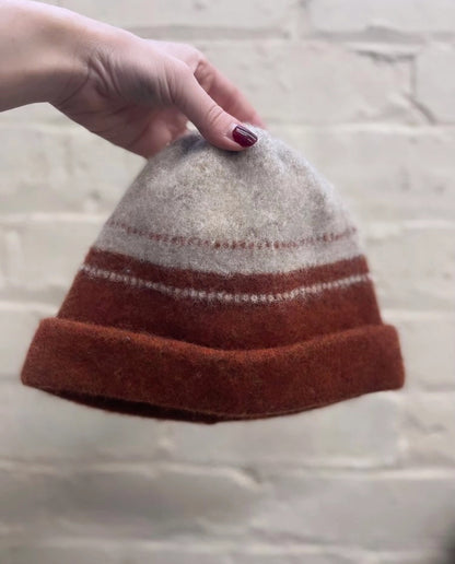 Double Dott Hat in Rust and Sand