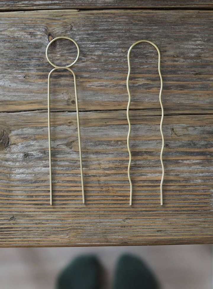 Lizzy Minimal Brass Hairpin -  Wavy